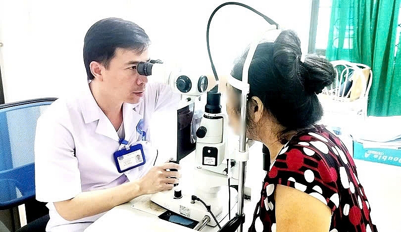 Dùng hạt na ngâm rượu gội đầu, cụ bà được chẩn đoán bỏng kết giác mạc, nguy cơ ảnh hưởng lâu dài đến thị lực nếu không được điều trị kịp thời.