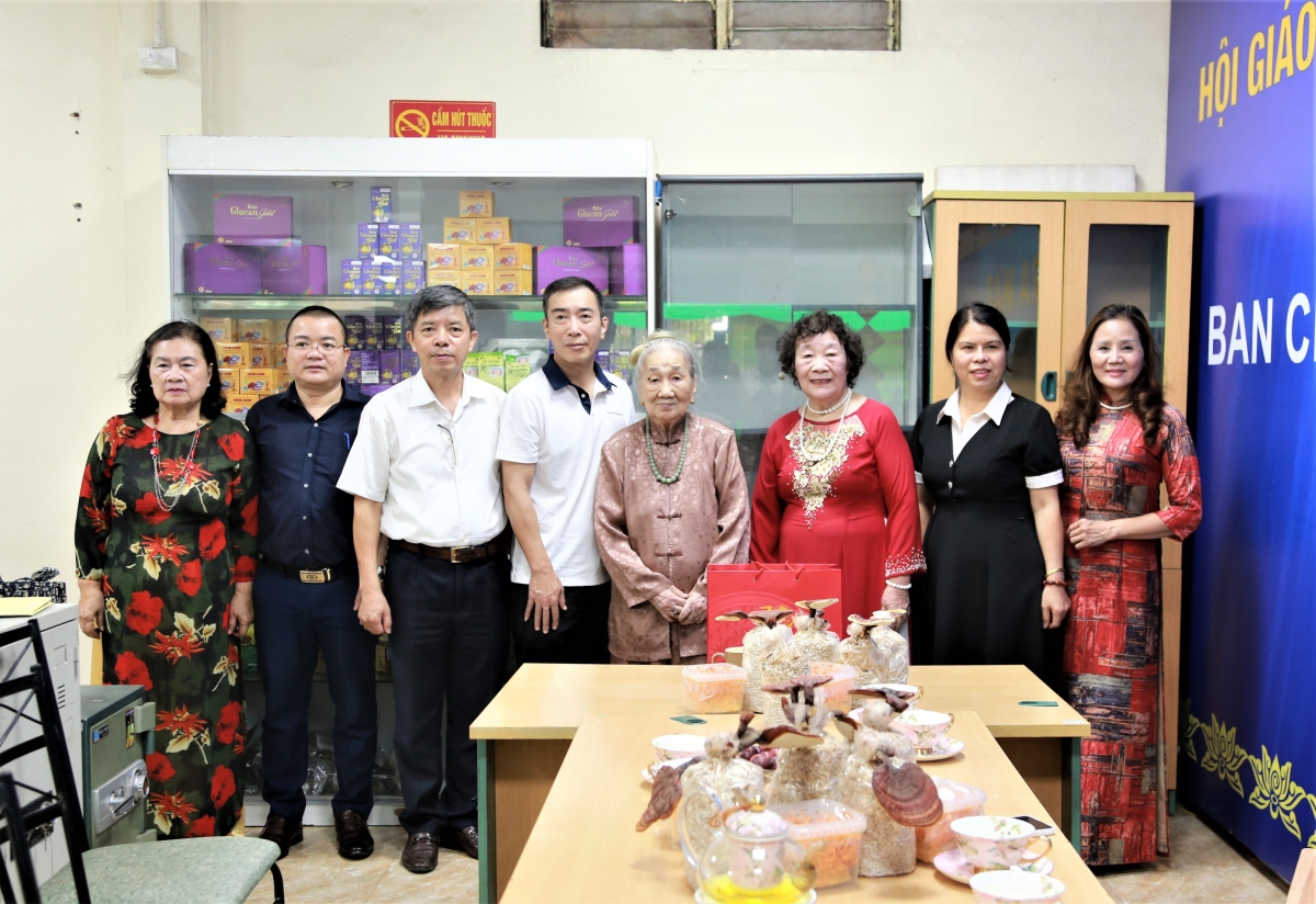 1 Trung ương Hội NCT Việt Nam và Hội NCT TP Hà Nội thăm cơ sở sản xuất nấm của PGS.TS Nguyễn Thị Chính