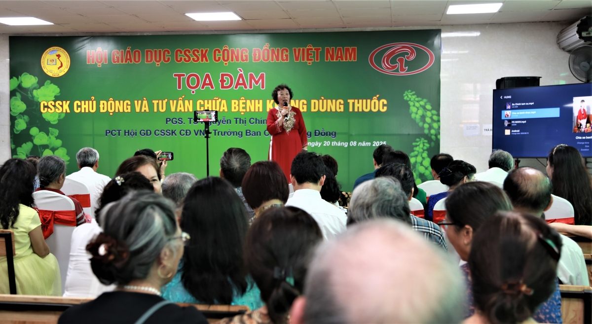 Đông đảo các nhà khoa học, chuyên gia, nhà quản lí và hội viên NCT tham dự các cuộc tọa đàm chăm sóc sức khỏe do PGS.TS Nguyễn Thị Chính chủ trì tổ chức