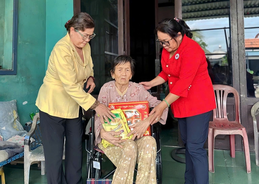 Bà Nguyễn Thị Chăm thăm hỏi, tặng quà NCT. 