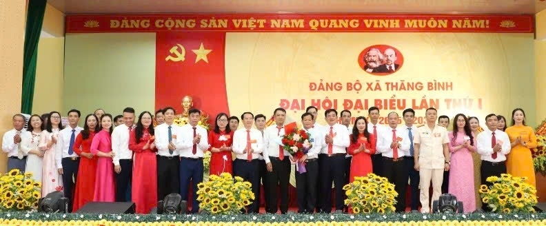 Phó Chủ tịch HĐND tỉnh Thanh Hóa Nguyễn Quang Hải tặng hoa chúc mừng Ban Chấp hành Đảng bộ xã Thăng Bình nhiệm kỳ 2025-2030.