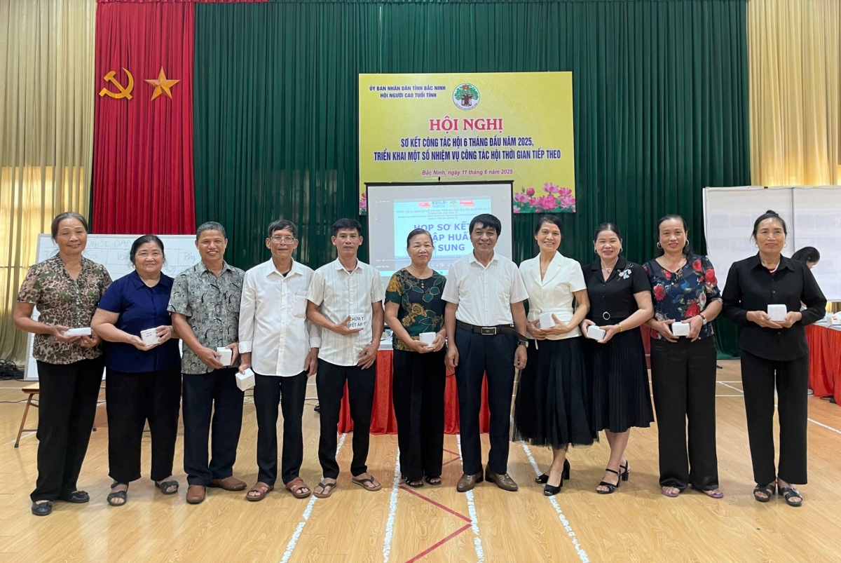 Chủ tịch Hội NCT tỉnh tặng phần thưởng cho CLB đạt điểm cao nhất trong đợt tập huấn....