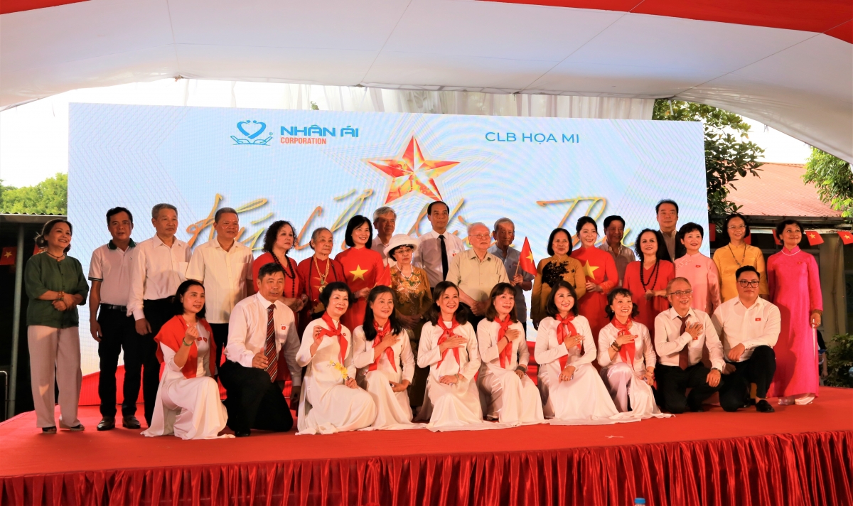 Các đại biểu chụp ảnh lưu niệm