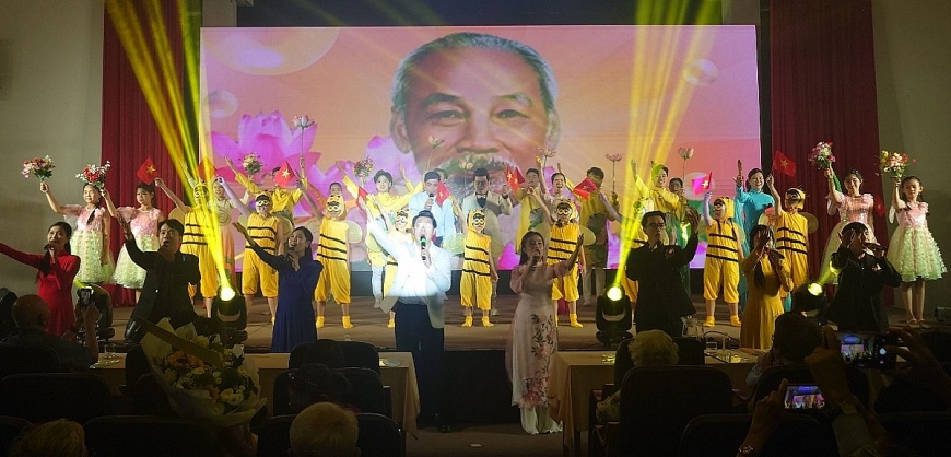 Khép lại chương trình, ca khúc “Vang vọng lời Bác Hồ” vang lên đầy hùng tráng, đưa cả khán phòng hòa chung nhịp đập tự hào