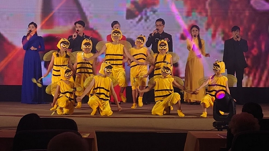 Ca khúc Con cái và tổ ong do nhóm Sức sống mới và nhóm múa Đồ Rê thể hiện rất sinh động