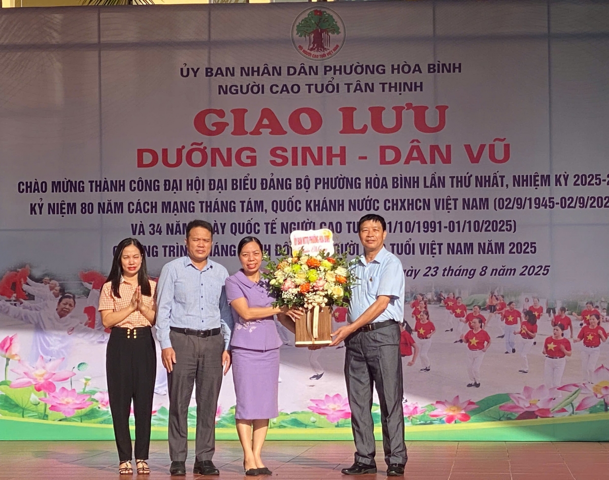 Lãnh đạo Ủy ban MTTQ phường tặng hoa chúc mừng 