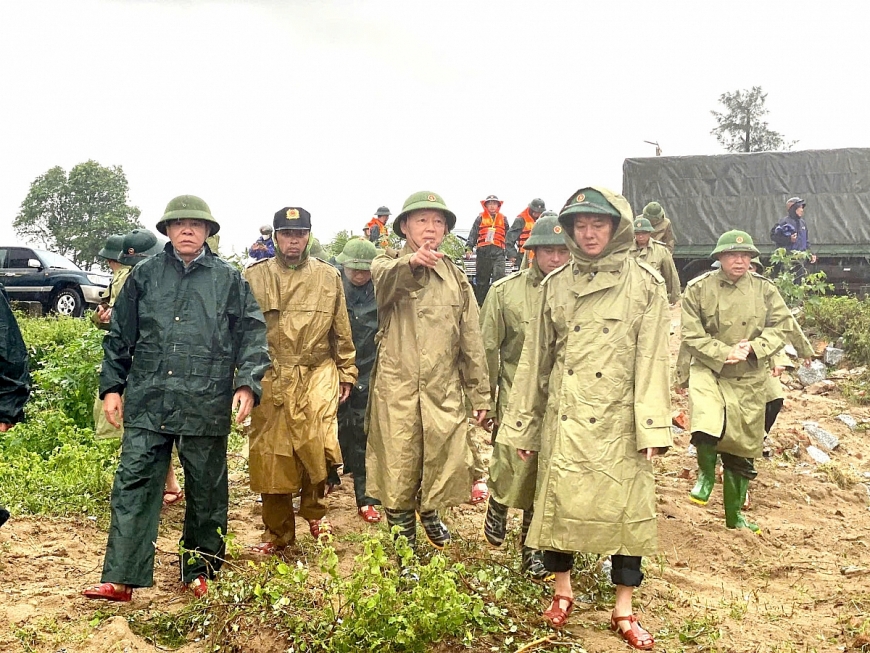 Phó Thủ tướng Trần Hồng Hà kiểm tra công tác hộ đê Hội Thống