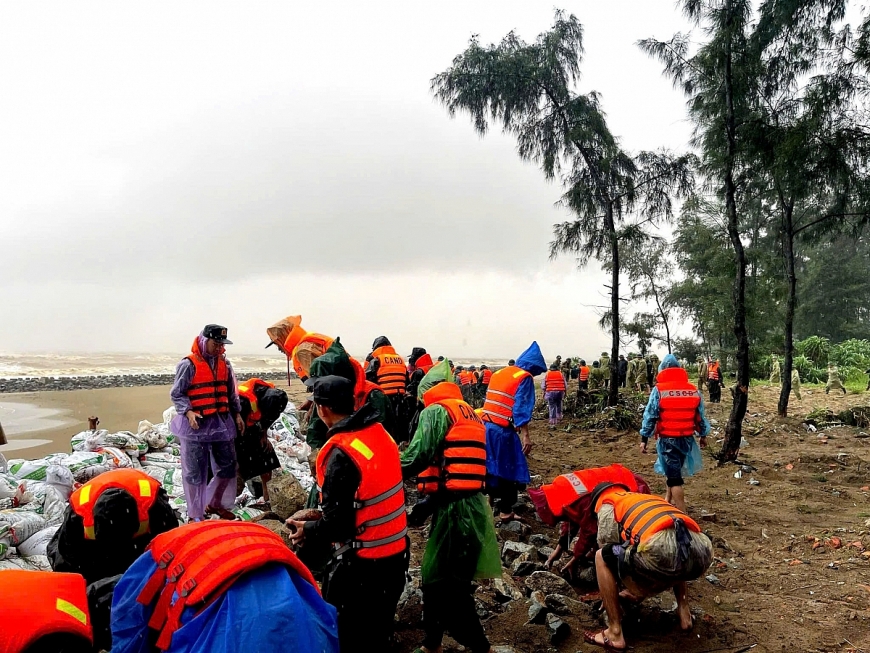 Lực lượng chức năng và người dân chạy đua với thời gian để gia cố đê Hội Thống