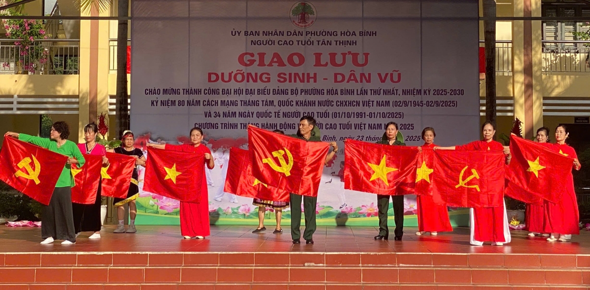 Người cao tuổi Tân Thịnh sôi nổi giao lưu Dưỡng sinh – Dân vũ