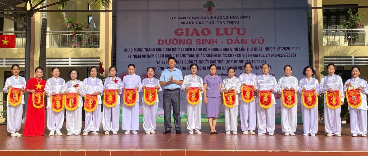 Ban Tổ chức trao cờ lưu niệm cho các CLB Dưỡng sinh - Dân vũ trên địa bàn phường Hòa Bình, tỉnh Phú Thọ