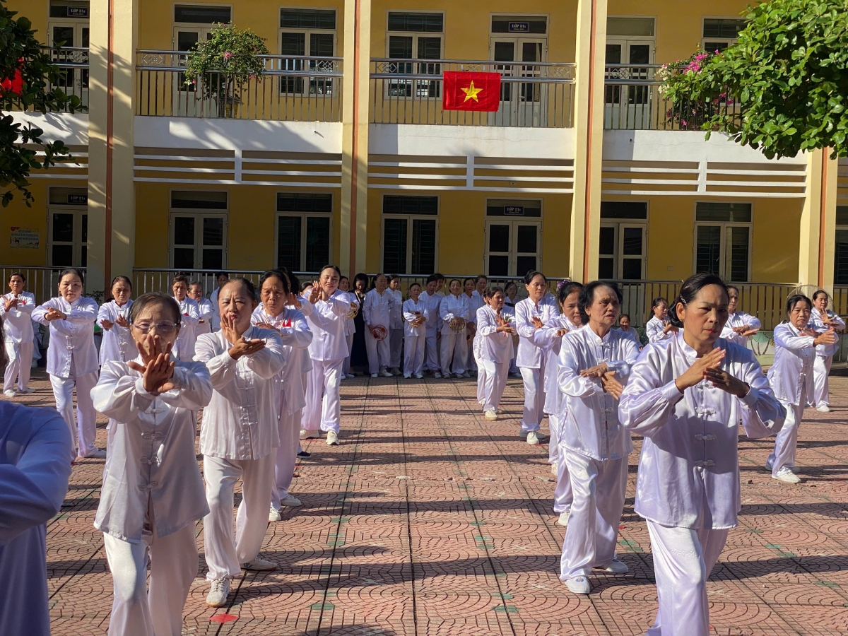 Màn đồng diễn thể dục dưỡng sinh của NCT tổ dân phố Tân Thịnh