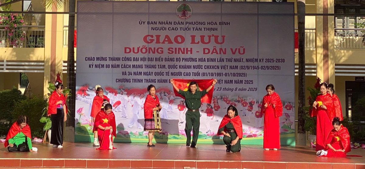 Tiết mục văn nghệ tại buổi giao lưu dưỡn sinh - dân vũ tổ dân phố Tân Thịnh