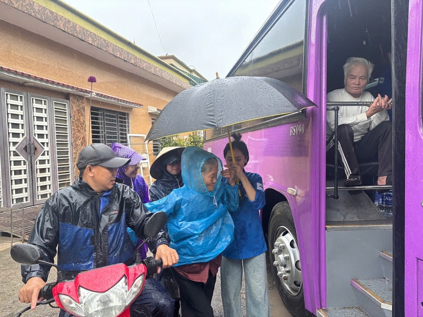 Bão số 5: Khẩn cấp sơ tán người cao tuổi đến vùng an toàn