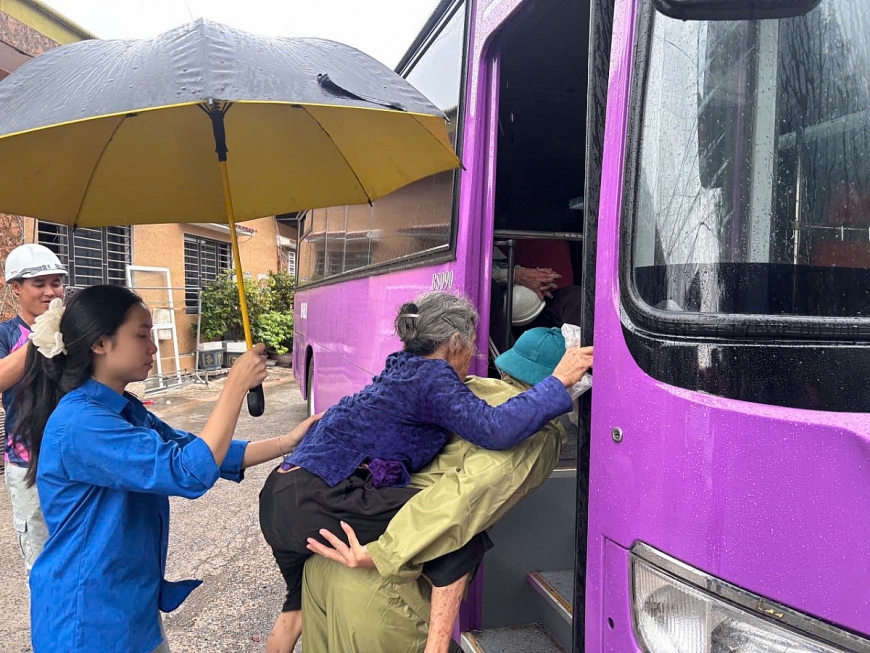 Bão số 5: Khẩn cấp sơ tán người cao tuổi đến vùng an toàn