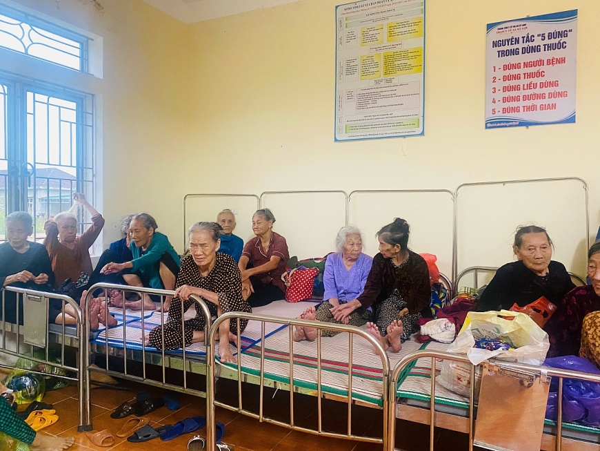 Bão số 5: Khẩn cấp sơ tán người cao tuổi đến vùng an toàn