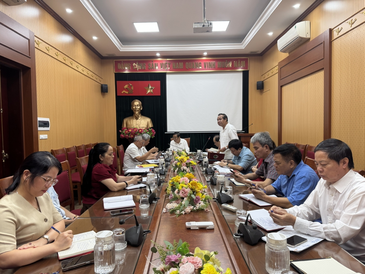 Chánh Văn phòng Đoàn Hữu Bảy báo cáo tại cuộc họp