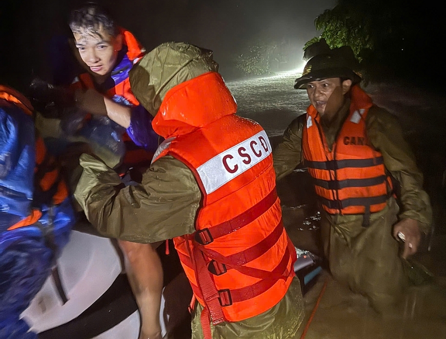 Giải cứu một gia đình 3 người bị nước lũ cô lập ở Thanh Hóa