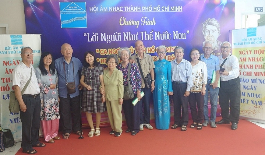 Các nhạc sĩ, bạn bè chúc mừng nhạc sĩ Nguyễn Văn Sanh tại chương trình Lời Người như thể nước non