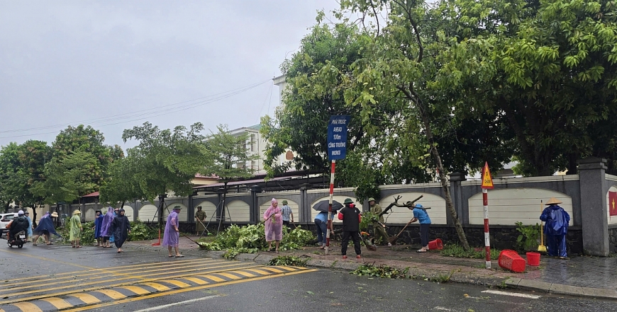 Các cơ quan, đoàn thể tập trung lực lượng dọn dẹp sau bão