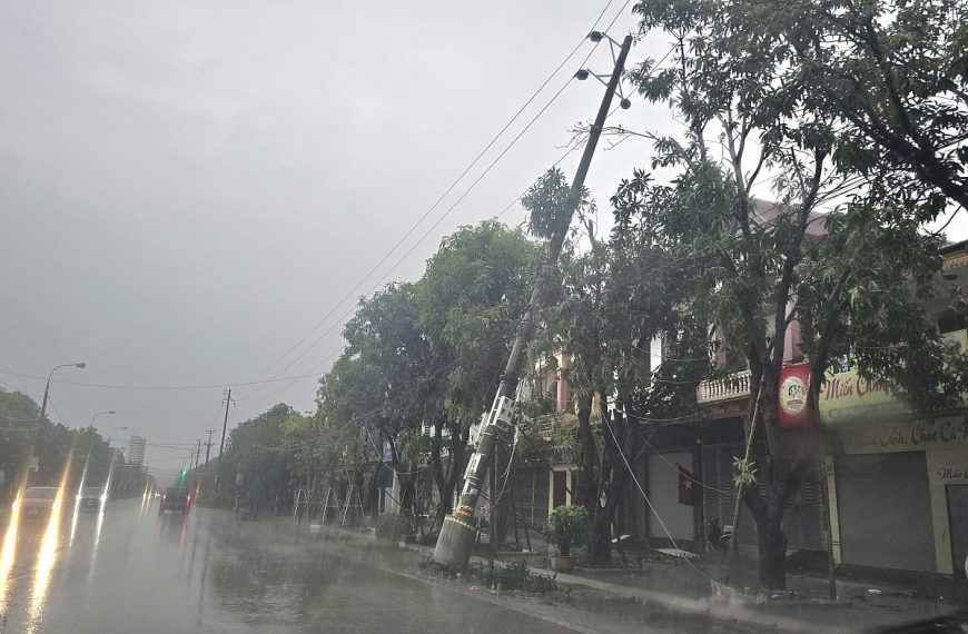 Cột điện viêu vẹo trước nhà dân