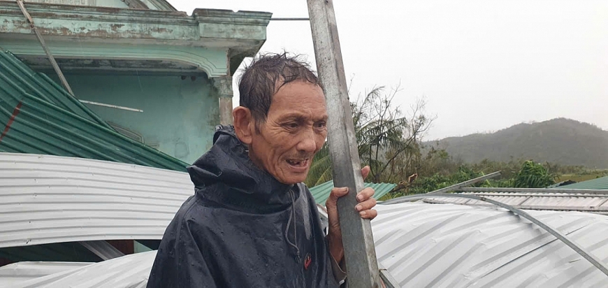 Ông Võ Phúc Sính (75 tuổi, trú tại thôn Yên Điềm, xã Lộc Hà) bần thần, xót xa vì sau một đêm, cơn bão đã cuốn bay mái nhà mà ông mới cất công xây dựng.
