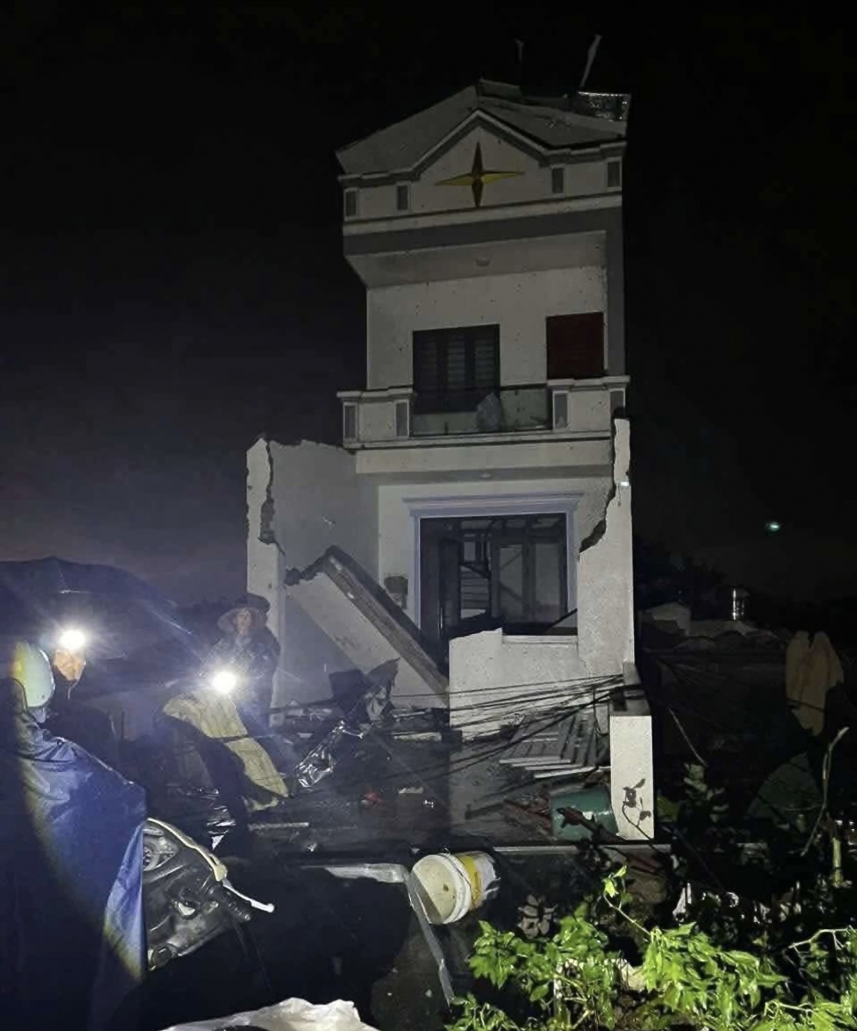 Nhiều nhà kiên cố bị sập tường, cổng do giông lốc tối 25/8