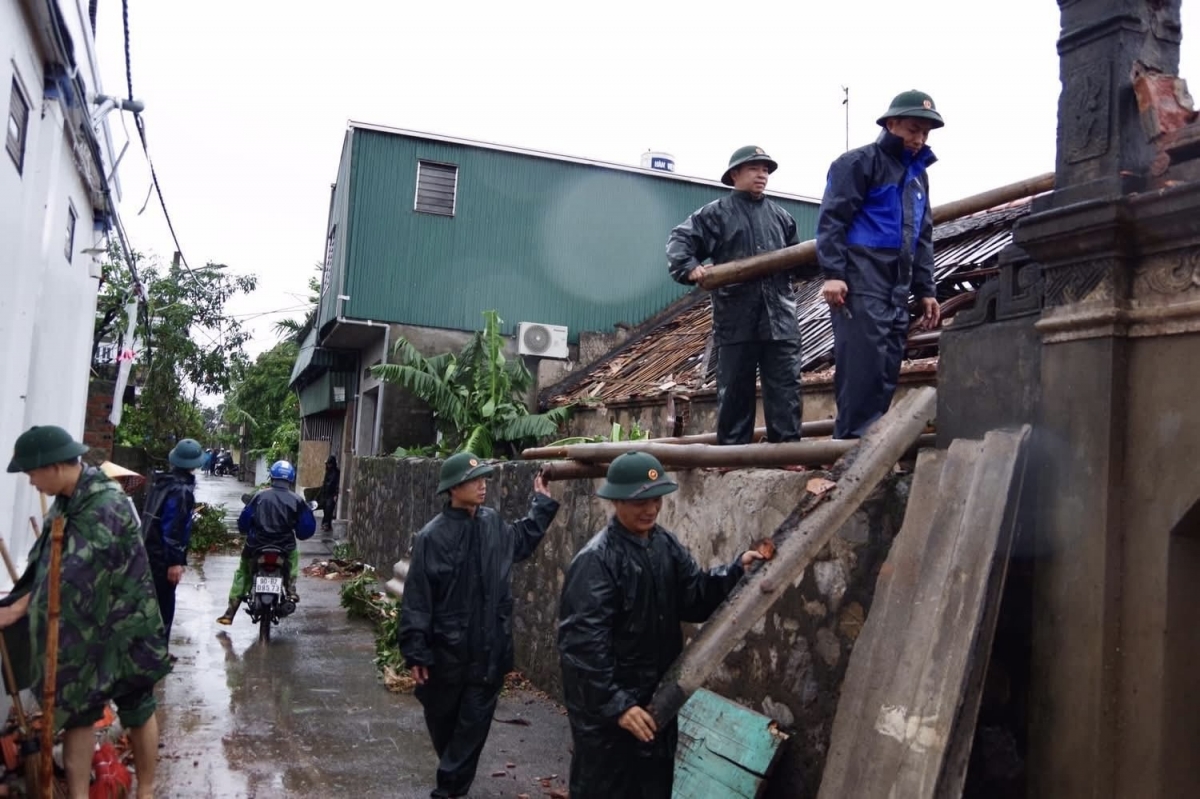 Các lực lượng chức năng kịp thời hỗ trợ nhân dân khắc phục hậu quả sau giông lốc