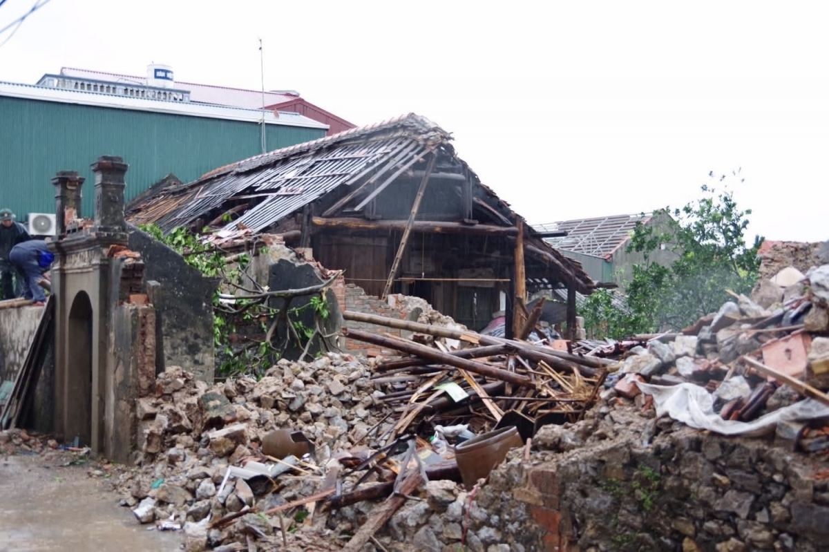 Giông lốc tại Ninh Bình làm sập nhà dân 