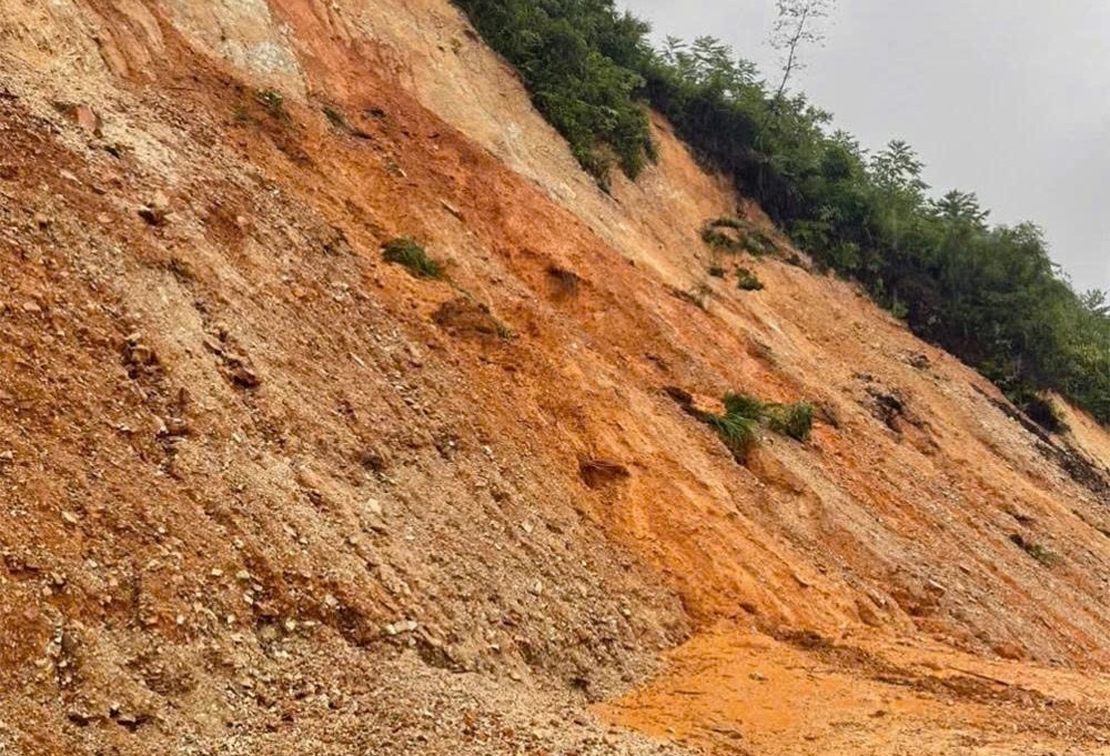 Mưa lớn gây sạt lở trên tuyến đường 433, cô lập nhiều xã vùng cao Phú Thọ