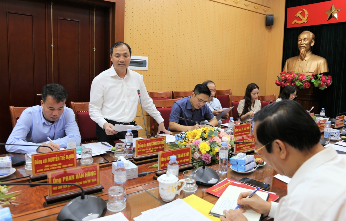 Đồng chí Hoàng Trung Dũng phát biểu Đồng chí Hoàng Trung Dũng phát biểu