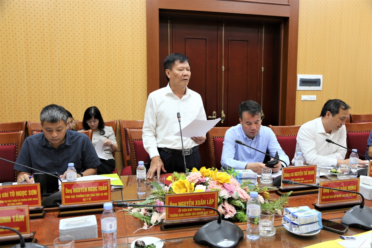 Đại biểu trao đổi tại cuộc họp Đại biểu trao đổi tại cuộc họp