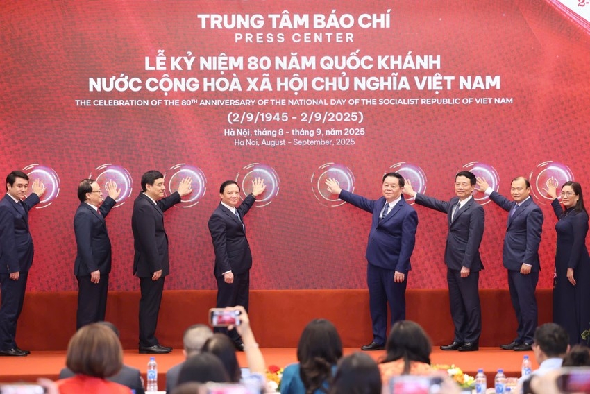 Các đại biểu bấm nút khai trương Trung tâm báo chí A80