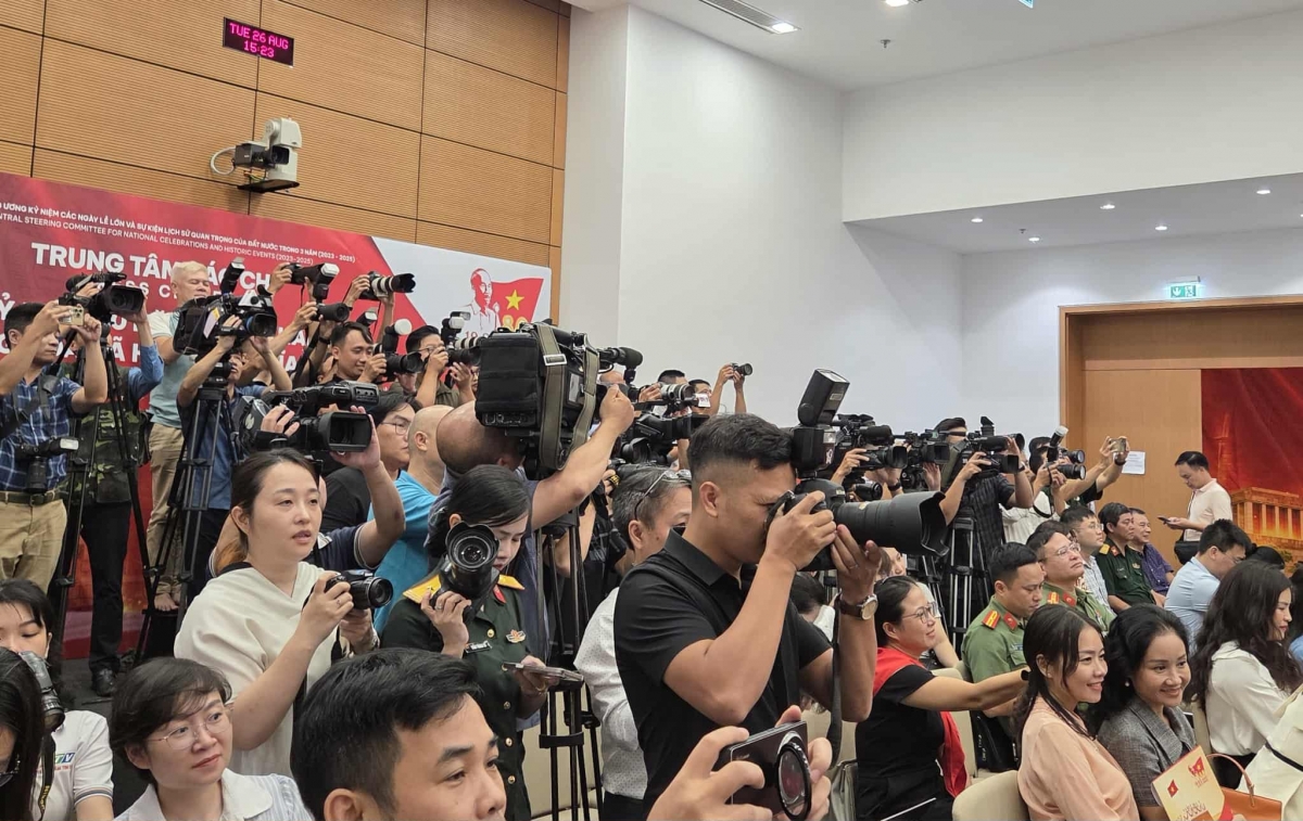 Các phóng viên, biên tập viên Trung tâm Báo chí Lễ kỷ niệm 80 năm Quốc khánh 2/9