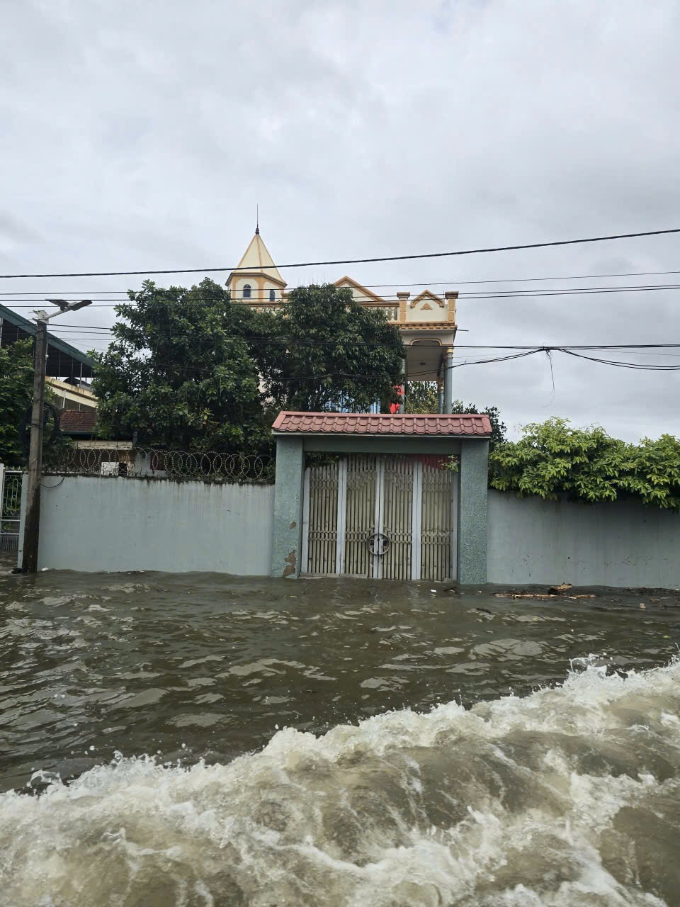 Nhiều tuyến phố nhà dân bị ngập nạng