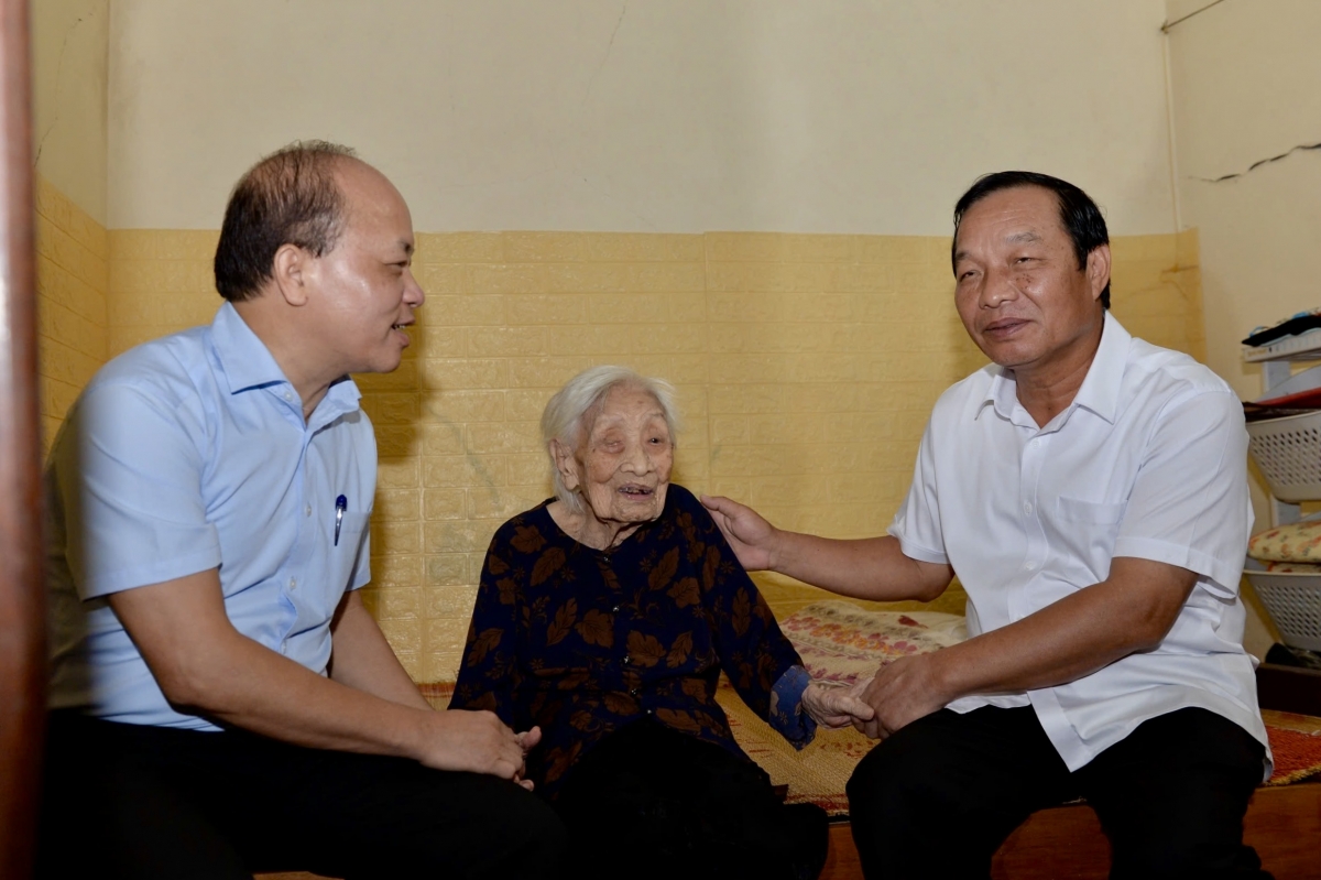 Đồng chí Lê Văn Hiệu thăm hỏi Mẹ VNAH Trần Thị Chuốt.