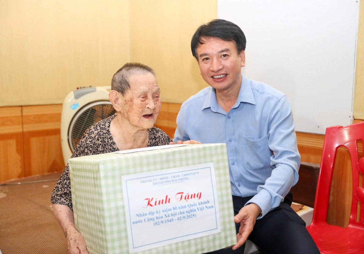 Phó Chủ tịch Thường trực Ủy ban MTTQ Việt Nam TP Hải Phòng Nguyễn Đức Tuấn  Nguyễn Đức Tuấn và lãnh đạo địa phương thăm hỏi Mẹ VNAH Nguyễn Thị Ót.