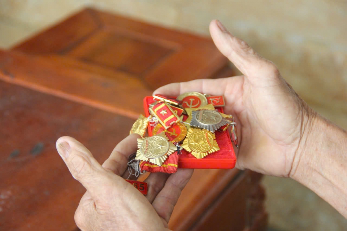 Đảng viên Nguyễn Thị Thức với những kỷ vật thiêng liêng cuả cuộc dời mình