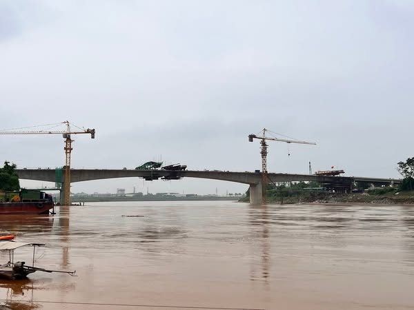 Diện mạo cầu Phong Châu sắp hoàn thành nhìn từ cầu phao Phong Châu.