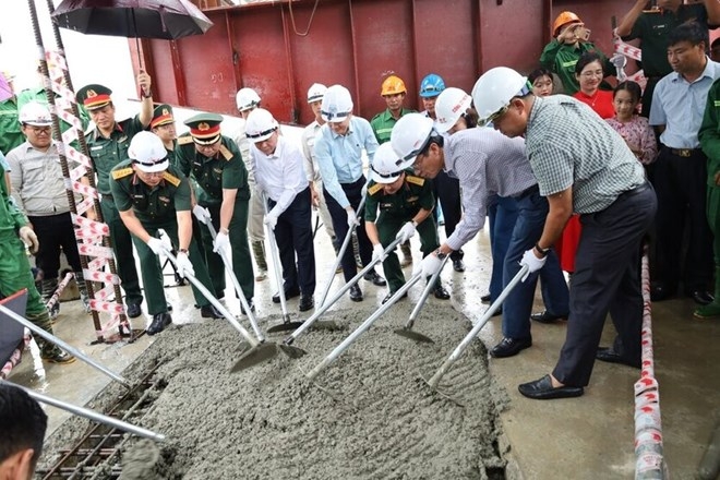 Các đại biểu thực hiện nghi lễ hợp long cầu Phong Châu mới trên quốc lộ 32C, bắc qua sông Hồng, nối liền hai xã Vạn Xuân và Phùng Nguyên, tỉnh Phú Thọ