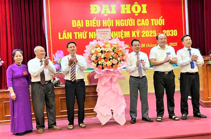 Lãnh đạo xã Quảng Hà tặng hoa chúc mừng Đại hội