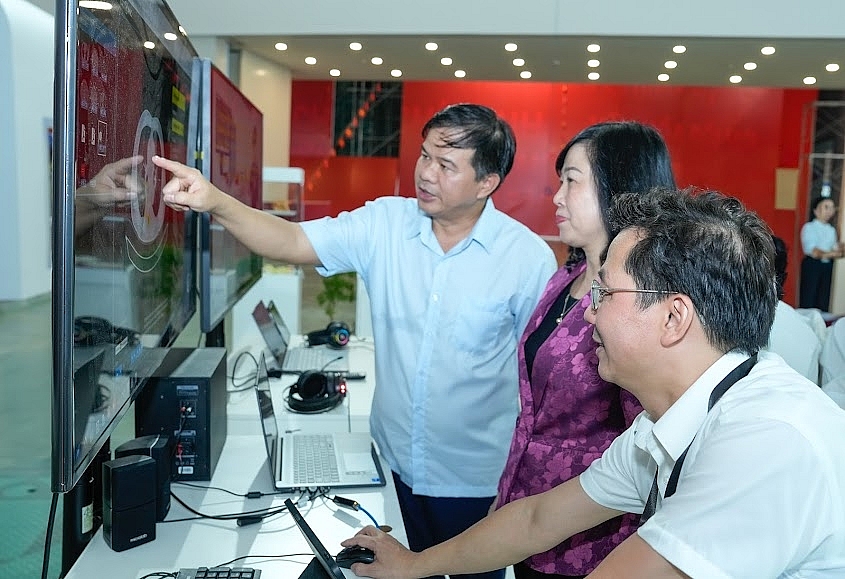 PGS.TS Đào Xuân Cơ - Giám đốc Bệnh viện và PGS.TS Vũ Văn Giáp - Phó Giám đốc Bệnh viện giới thiệu với bộ trưởng Bộ y tế Đào Hồng Lan về Ứng dụng AI trong chẩn đoán Ung thư phổi