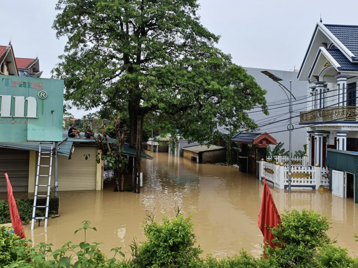 Nhà dân bị ngập nặng tại phường Thiệu Dương