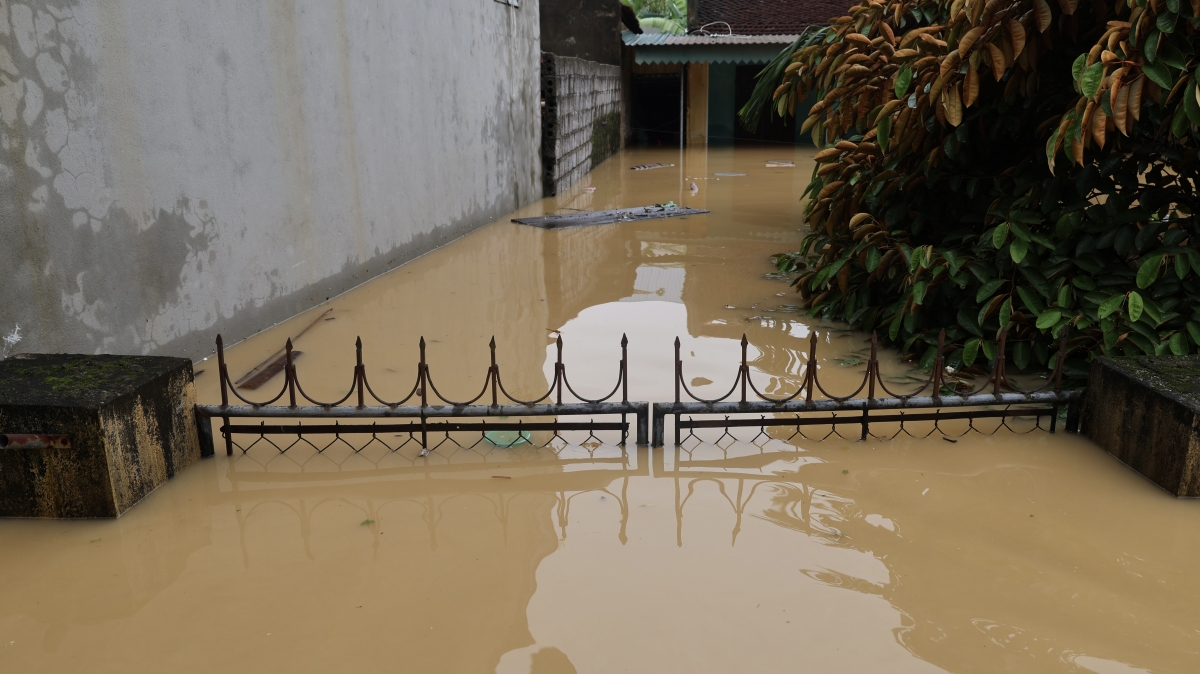 Nhà dân ngập trong nước tại phường Thiệu Dương