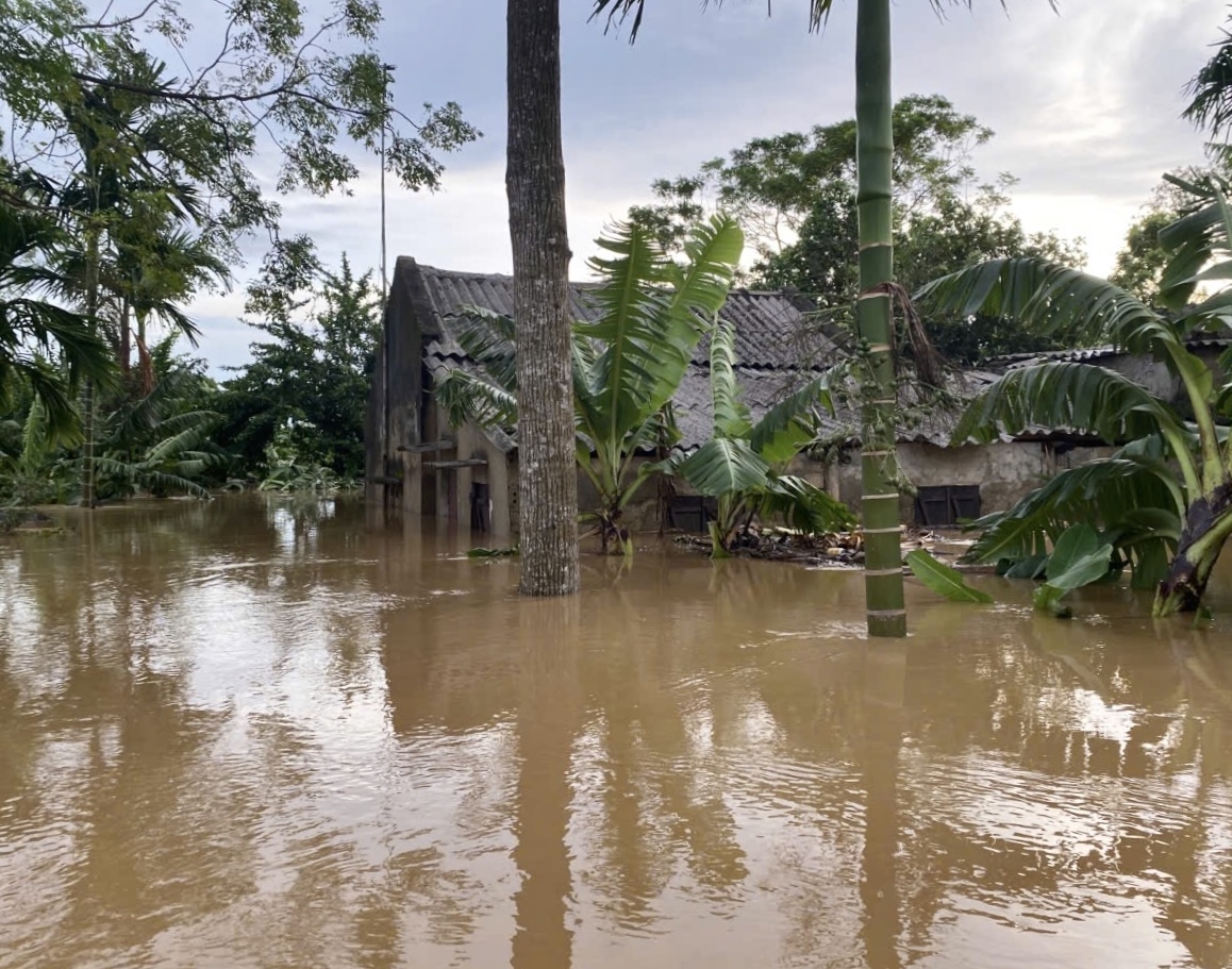 Nước ngập nhà dân tại xã Hà Trung