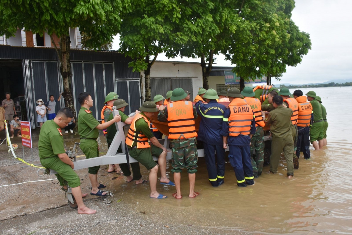 Đưa ca nô để hỗ trợ việc vận chuyển vật tư, lương thực và phương tiện cho Nhân dân ởđang bị cô lập chia cắt.