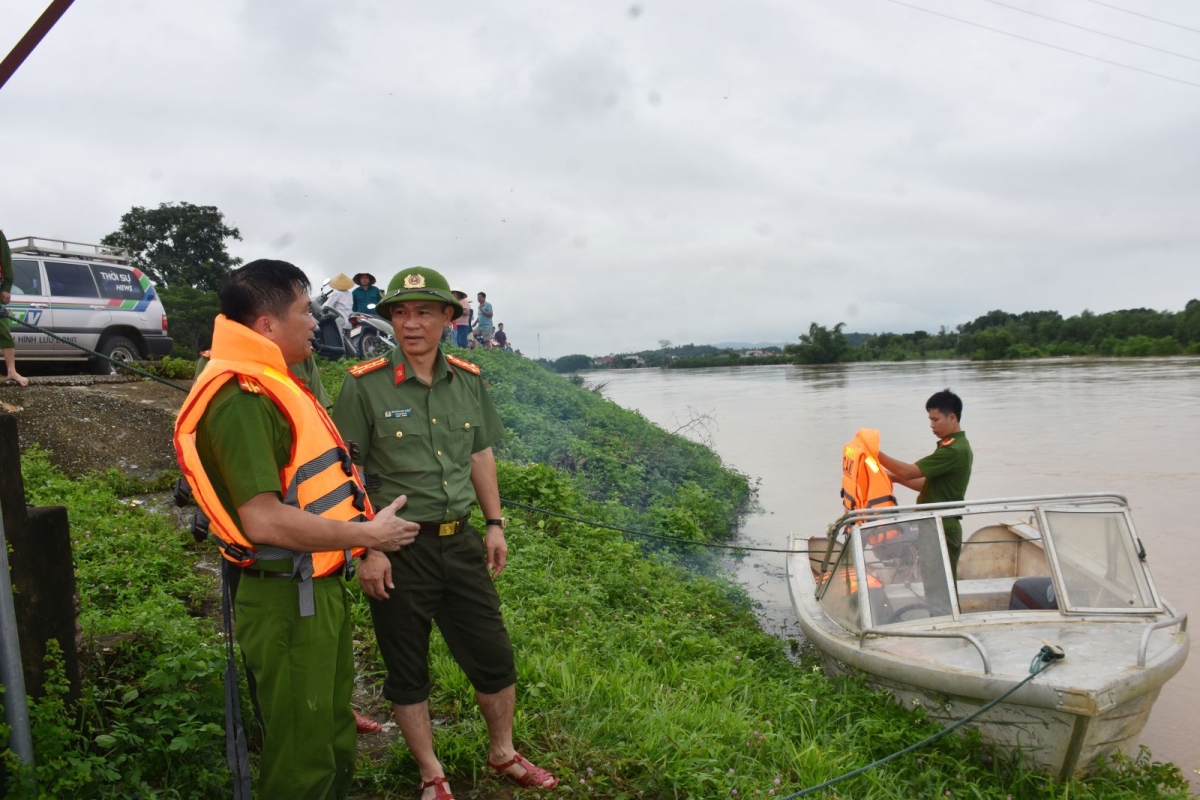 Đồng chí Phó Giám đốc Công an tỉnh động viên cán bộ chiến sĩ  kịp thời hỗ trợ cấp ủy, chính quyền và người dân khắc phục hậu quả thiên tai.
