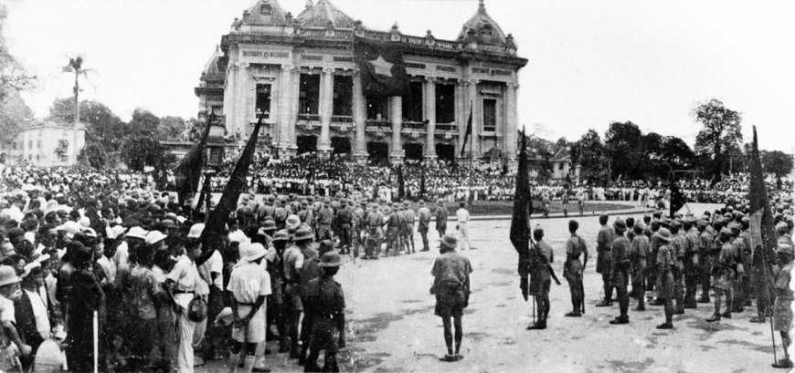 Mít-tinh tại Nhà hát Lớn Hà Nội ngày 19/8/1945. 