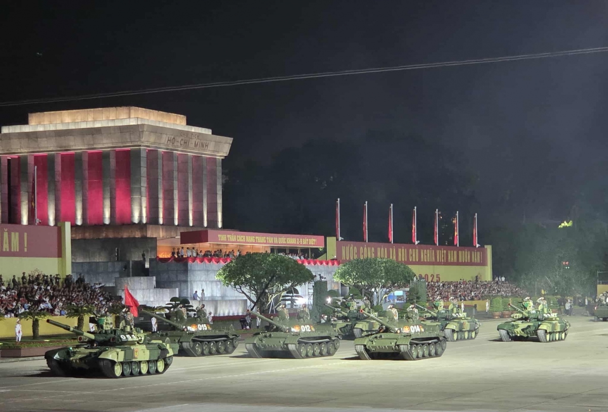 Khối xe tăng, bánh xích sau khi đi qua lễ đài sẽ rẽ Lê Hồng Phong về sở chỉ huy Bộ Quốc phòng