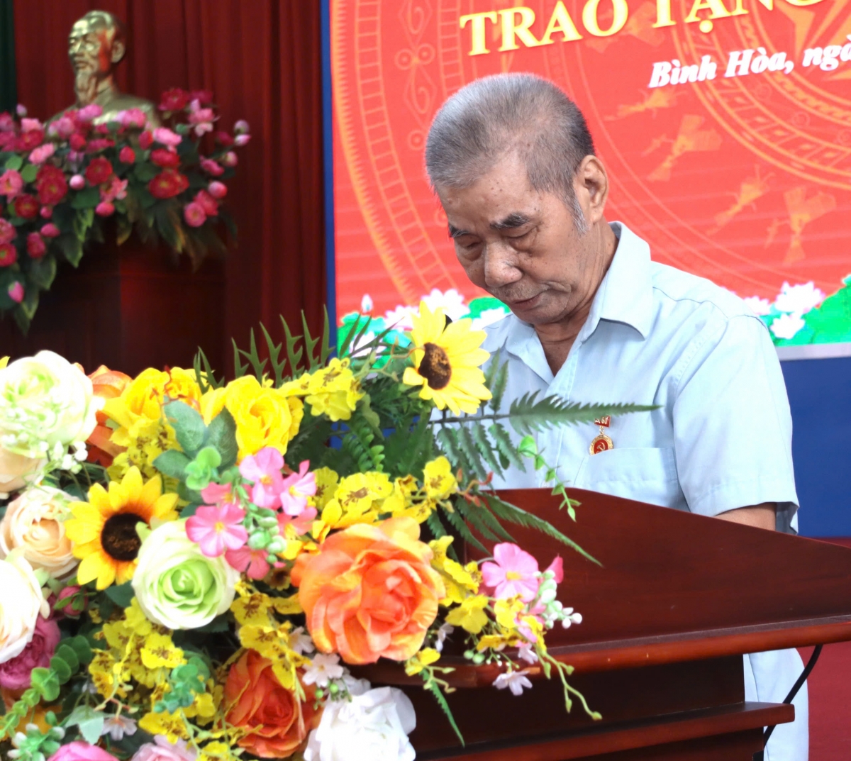 Ông Vương Xuân Bình, đảng viên 60 năm tuổi Đảng, xúc động phát biểu tại lễ kỷ niệm Quốc khánh 2-9 phường Bình Hòa.