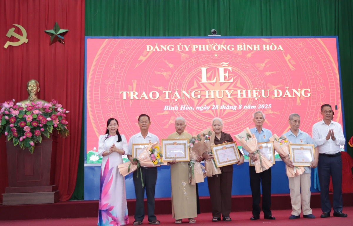 Lãnh đạo phường Bình Hòa trao Huy hiệu Đảng cho các đảng viên lão thành tại lễ kỷ niệm 80 năm Quốc khánh 2-9.